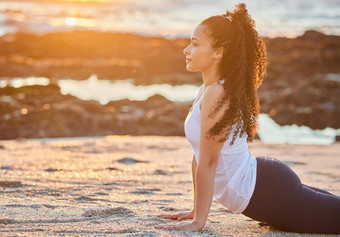 重要的好<strong>拉伸</strong>有吸引力的年轻的女人练习瑜伽海滩