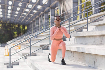 非洲美国女人执行健身练习重量损失执行下蹲