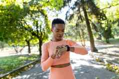 非洲式发型美国女运动员培训选择健身程序手镯