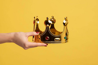 女人手持有金皇冠概念奖仪式享有特权的状态优越的位置