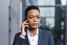非洲美国业务女人老板会说话的电话特写镜头照片肖像