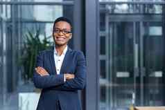 肖像年轻的成功的业务女人非洲美国女人微笑快乐