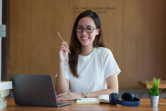 回来学校概念年轻的大学女人移动PC图书馆