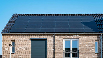新构建房子太阳能面板附加屋顶阳光明媚的天空关闭太阳能显示器