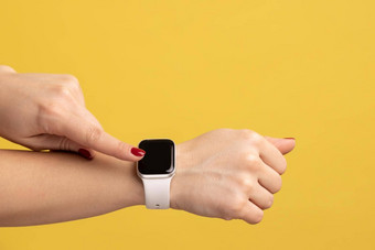 女人手智能手表触碰触屏手臂手表白色带