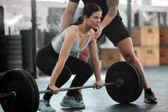 适合强大的年轻的女人重量提升健身房活跃的运动女协助支持锻炼教练锻炼健身夫人培训健康健康教练在室内