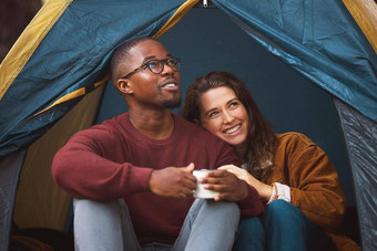 浪漫帐篷<strong>鸣叫</strong>鸟英国宇航系统公司年轻的夫妇喝咖啡坐着帐篷