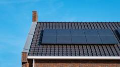 新构建房子太阳能面板附加屋顶阳光明媚的天空关闭太阳能显示器