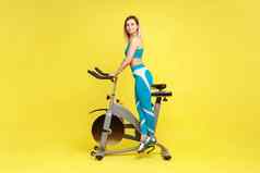 女人完美的身体形状培训锻炼自行车相机自信表达式