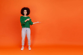 完整的长度友好的微笑女人非洲式发型发型穿绿色休闲风格毛衣展示复制空间广告促销活动