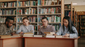 多少数民族集团学生聊天准备检查坐着表格大学图书馆