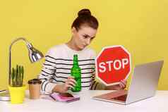 女人坐着工作场所视频会议显示酒精瓶红色的停止标志
