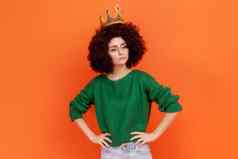 自信女人非洲式发型发型穿绿色休闲风格毛衣皇冠站自我中心的表达保持手儿子臀部