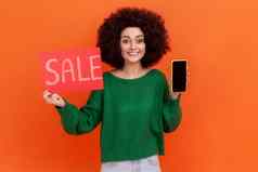 满意微笑女人非洲式发型发型穿绿色休闲风格毛衣持有出售卡聪明的电话空白黑色的显示