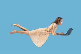 震惊了女人悬浮移动PC阅读令人震惊的新闻移动PC屏幕飞行空中