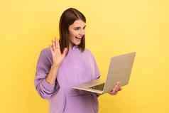 女人挥舞着手手势移动PC屏幕视频调用朋友沟通在线