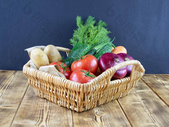 柳条篮子蔬菜健康的吃