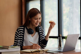 回来学校概念年轻的大学女人移动PC图书馆