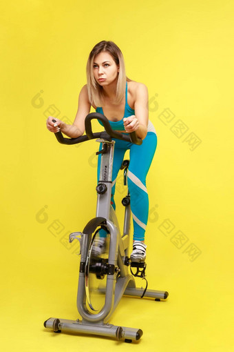 美丽的女人有氧运动<strong>锻炼锻炼</strong>自行车失去<strong>重</strong>改善身体形状