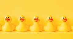 设计黄色的橡胶鸭子行玩具设计架子上装饰沟通社区协会组织橡胶鸭模式黄色的概念橡胶极好的浴玩具背景黄色的鸭子行
