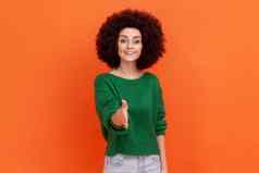 女人非洲式发型发型穿绿色休闲风格毛衣站伸出的手提供握手合作伙伴问候工作面试