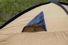 关闭野营帐篷通风窗口细节雨滴概念防水布