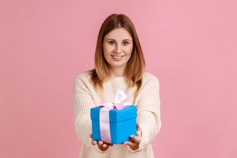快乐金发碧眼的女人持有包装现在盒子手礼物祝贺朋友生日
