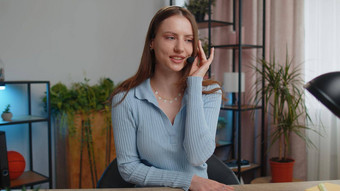 年轻的女人自由职业者穿耳机调用中心支持服务操作符热线服务电话说话
