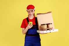 交付女人持有咖啡披萨盒子聪明的电话检查地址交付