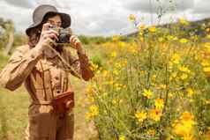 女旅游采取照片美丽的花非洲国家公园