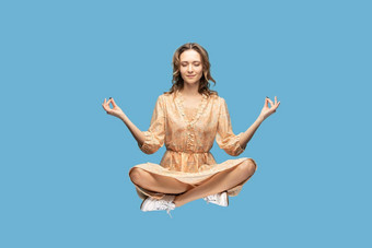 平静女孩悬浮穆德拉手势手关闭眼睛冥想坐着瑜伽位置