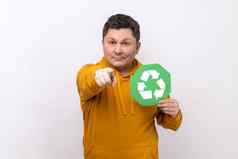 男人。持有绿色回收标志指出相机调用保存地球污染