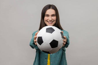 女人相机愉快的微笑持有提供足球球玩足球