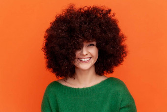 微笑女人非洲式发型发型穿绿色休闲风格毛衣camea显示毛茸茸的头发广告美沙龙