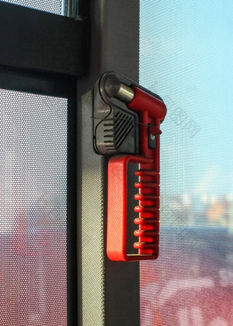 红色的锤打破窗口<strong>紧急疏散</strong>公共公共汽车窗口