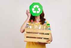 未知的女持有木盒子完整的塑料瓶覆盖脸回收唱环境一天回收概念