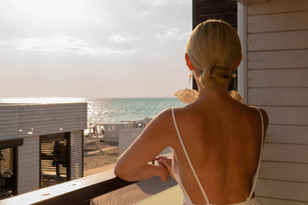 海窗口视图海岸索伦托地中海开放房间旅行度假胜地女人女自然年轻的成人肖像休闲奢侈品休闲站