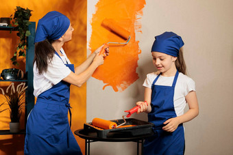 小家庭绘画橙色墙