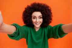 快乐满意女人非洲式发型发型穿绿色休闲风格毛衣使自拍观点表达积极的情绪摆姿势露出牙齿的微笑