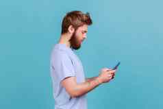 男人。蓝色的t恤发短信消息社会媒体细胞电话移动网络服务
