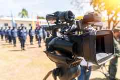 战争新闻视频相机前面军事形成