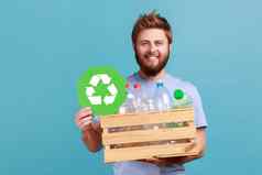 男人。持有盒子塑料瓶回收绿色象征排序垃圾储蓄生态