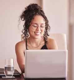 更简单的互联网年轻的女人坐着移动PC首页
