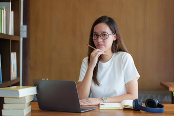 回来学校概念年轻的大学女人移动PC图书馆