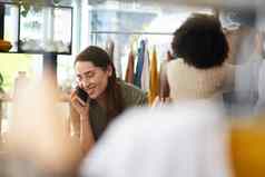 你流行时间女人会说话的手机工作服装商店