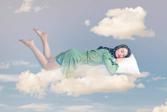 年轻的放松女人衣服睡觉枕头天空