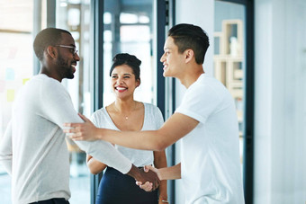 握手团队<strong>合作协议</strong>业务人问候办公室工作集团团队年轻的的同事们会说话的微笑快乐成功交易促销活动工作