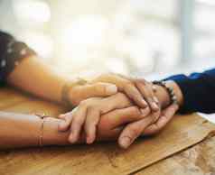 持有手显示护理爱支持朋友夫妇家庭人令人欣慰的给感情拥抱友谊手手势触摸困难时间
