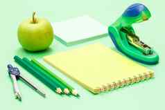 指南针颜色铅笔笔记本苹果请注意纸订书机