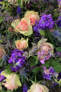 混合花安排婚礼花粉红色的紫色的蓝色的